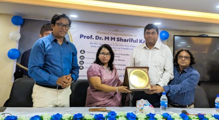 কুবি উপাচার্যকে ইংরেজি বিভাগের সংবর্ধনা